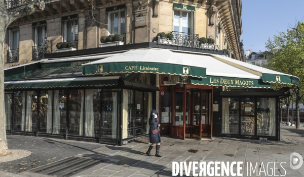 Cafes parisiens fermes,  chaises confinees