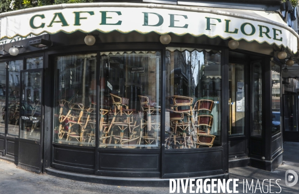 Cafes parisiens fermes,  chaises confinees