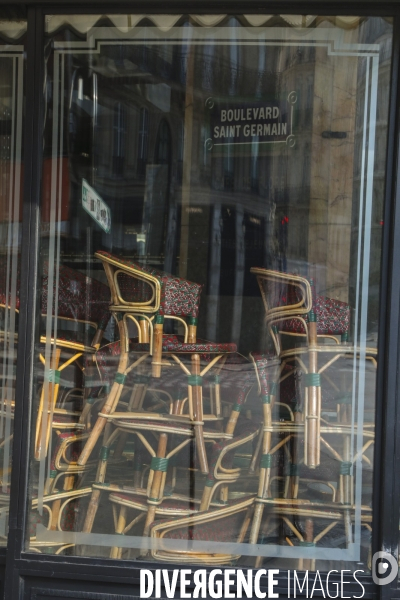 Cafes parisiens fermes,  chaises confinees