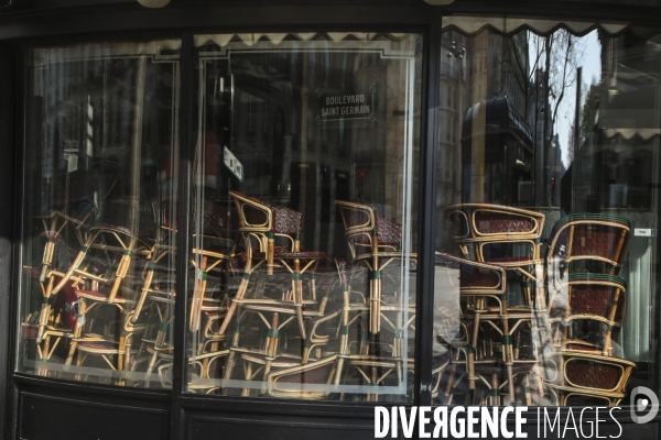 Cafes parisiens fermes,  chaises confinees