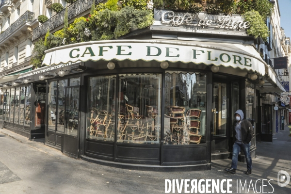 Cafes parisiens fermes,  chaises confinees