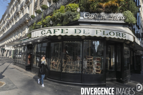 Cafes parisiens fermes,  chaises confinees