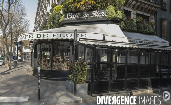 Cafes parisiens fermes,  chaises confinees