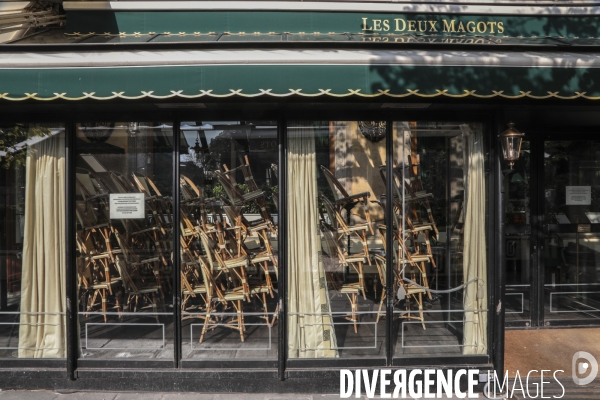 Cafes parisiens fermes,  chaises confinees