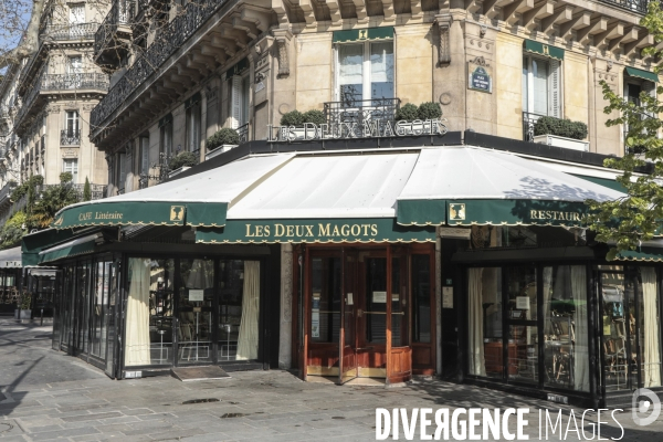 Cafes parisiens fermes,  chaises confinees