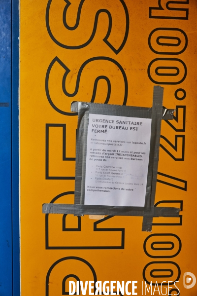 Affichettes de fermeture pour covid-19 sur rideaux de fer