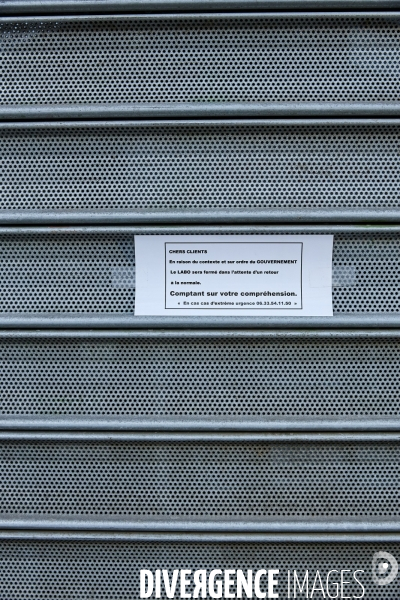 Affichettes de fermeture pour covid-19 sur rideaux de fer