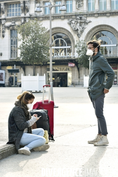 Confinement Covid-19. Voyageurs en attente d un train gare de Lyon. The Covid-19 Coronavirus pandemic.