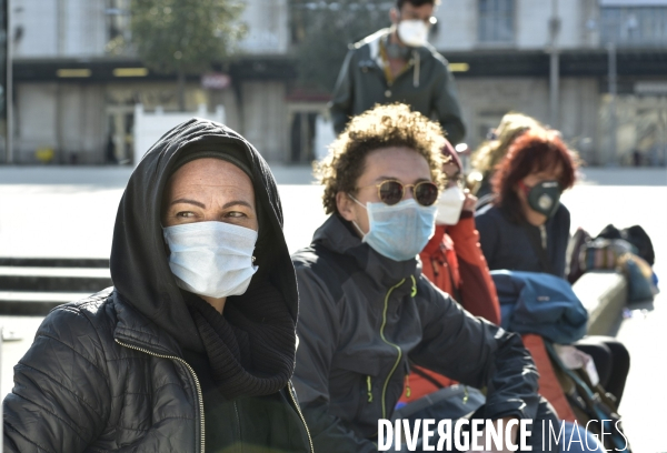 Confinement Covid-19. Voyageurs en attente d un train gare de Lyon. The Covid-19 Coronavirus pandemic.