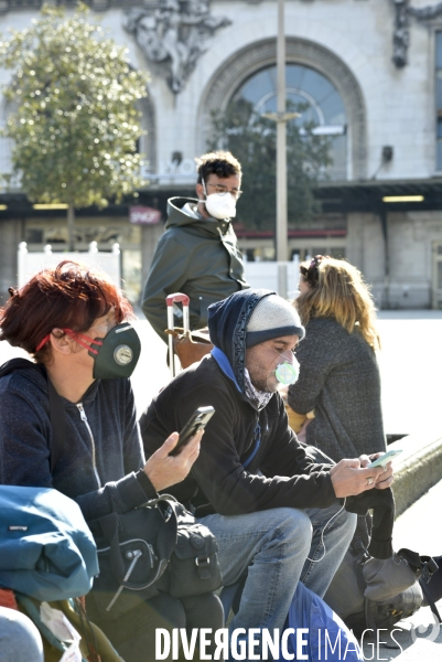 Confinement Covid-19. Voyageurs en attente d un train gare de Lyon. The Covid-19 Coronavirus pandemic.