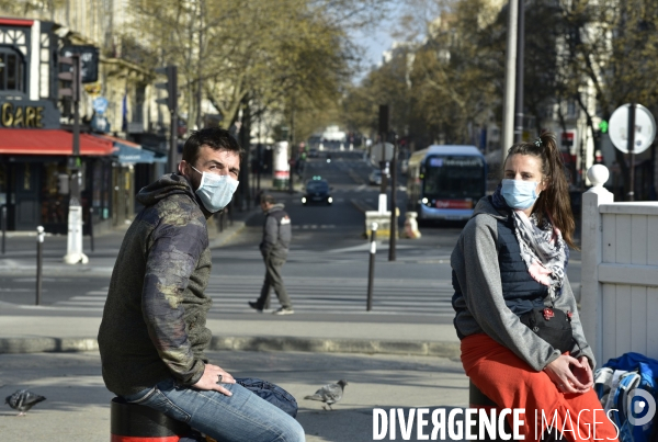 Confinement Covid-19. Voyageurs en attente d un train gare de Lyon. The Covid-19 Coronavirus pandemic.