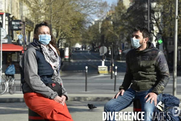 Confinement Covid-19. Voyageurs en attente d un train gare de Lyon. The Covid-19 Coronavirus pandemic.