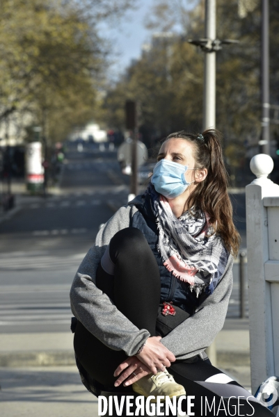 Confinement Covid-19. Voyageurs en attente d un train gare de Lyon. The Covid-19 Coronavirus pandemic.