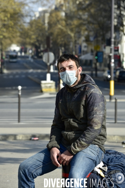 Confinement Covid-19. Voyageurs en attente d un train gare de Lyon. The Covid-19 Coronavirus pandemic.