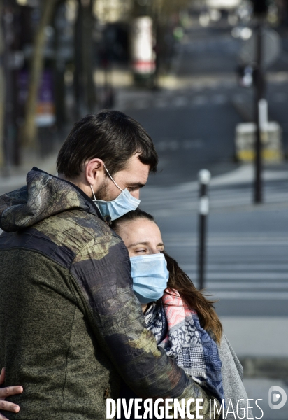 Confinement Covid-19. Voyageurs en attente d un train gare de Lyon. The Covid-19 Coronavirus pandemic.