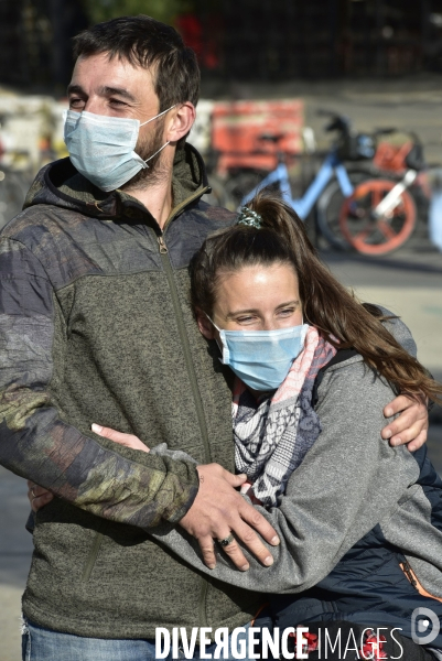 Confinement Covid-19. Voyageurs en attente d un train gare de Lyon. The Covid-19 Coronavirus pandemic.