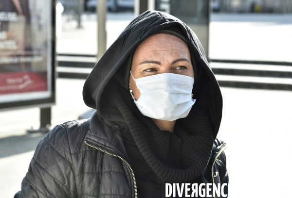 Confinement Covid-19. Voyageurs en attente d un train gare de Lyon. The Covid-19 Coronavirus pandemic.