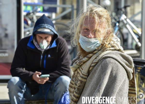 Confinement Covid-19. Voyageurs en attente d un train gare de Lyon. The Covid-19 Coronavirus pandemic.