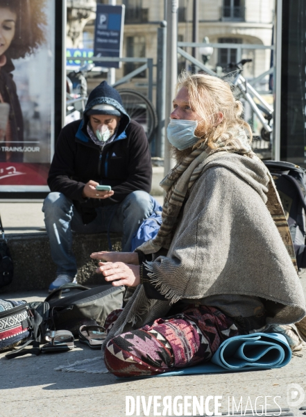 Confinement Covid-19. Voyageurs en attente d un train gare de Lyon. The Covid-19 Coronavirus pandemic.