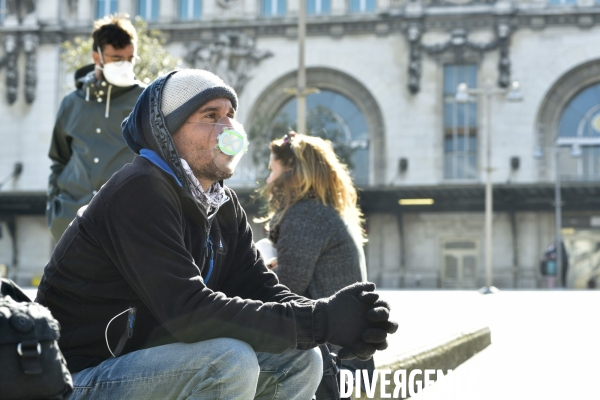 Confinement Covid-19. Voyageurs en attente d un train gare de Lyon. The Covid-19 Coronavirus pandemic.