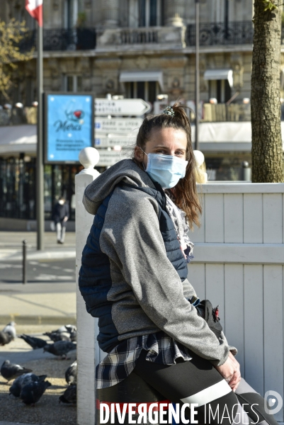 Confinement Covid-19. Voyageurs en attente d un train gare de Lyon. The Covid-19 Coronavirus pandemic.