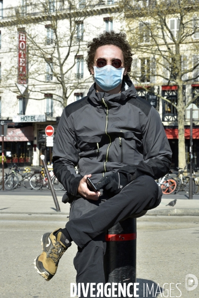 Confinement Covid-19. Voyageurs en attente d un train gare de Lyon. The Covid-19 Coronavirus pandemic.