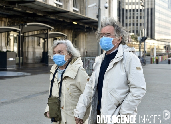 Confinement Covid-19. Voyageurs en attente d un train gare de Lyon. The Covid-19 Coronavirus pandemic.