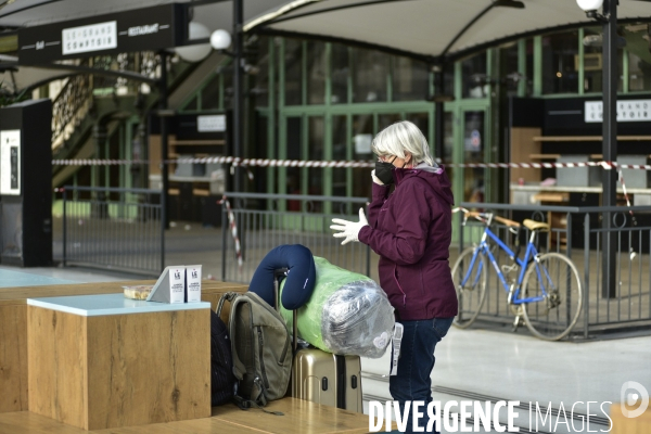 Confinement Covid-19. Voyageurs en attente d un train gare de Lyon. The Covid-19 Coronavirus pandemic.