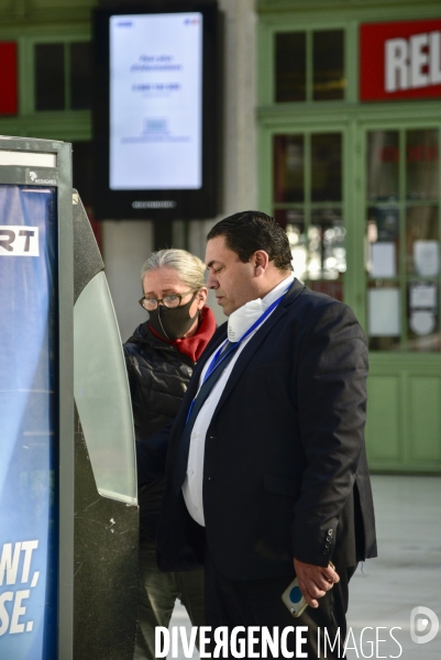 Confinement Covid-19. Voyageurs en attente d un train gare de Lyon. The Covid-19 Coronavirus pandemic.