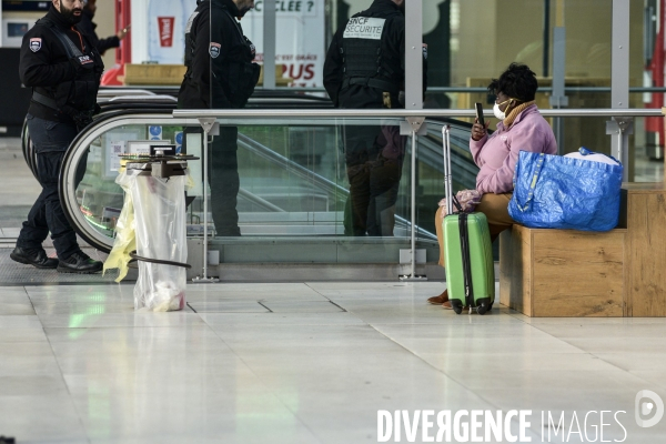 Confinement Covid-19. Voyageurs en attente d un train gare de Lyon. The Covid-19 Coronavirus pandemic.