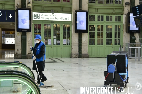 Confinement Covid-19. Voyageurs en attente d un train gare de Lyon. The Covid-19 Coronavirus pandemic.
