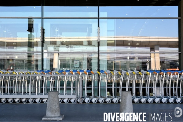 Aéroport Charles de Gaulle à l heure du Coronavirus. Neuvième jour de confinement dans l épidémie de Coronavirus.