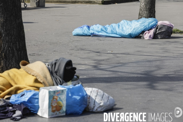 CORONAVIRUS - des sans-abris devant la gare de l Est