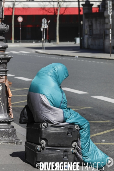 CORONAVIRUS - Un sans-abri à côté de l Opéra de Paris