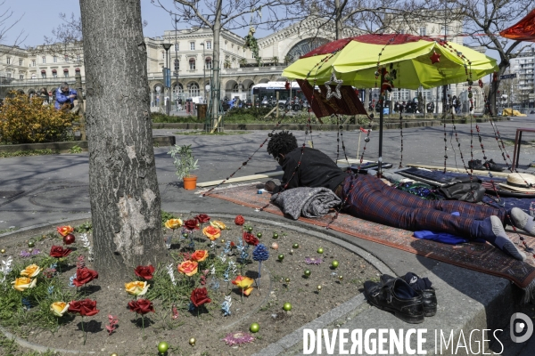 CORONAVIRUS - un sans-abri devant la gare de l Est
