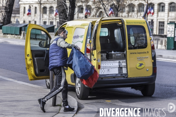 CORONAVIRUS - un postier ramasse le courrier