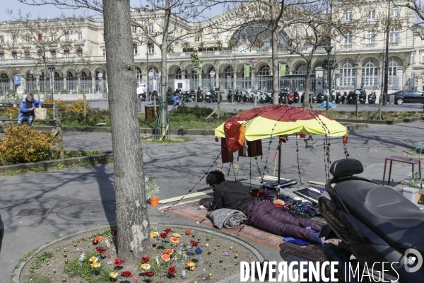 CORONAVIRUS - un sans-abri devant la gare de l Est