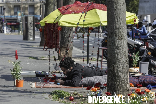 CORONAVIRUS - un sans-abri devant la gare de l Est