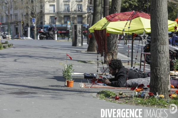 CORONAVIRUS - un sans-abri devant la gare de l Est