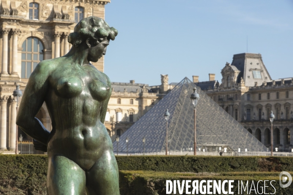 Confinement : quartier du louvre un samedi ensoleille