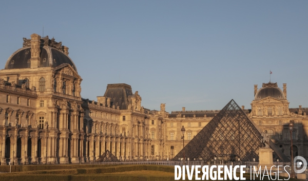 Confinement : quartier du louvre un samedi ensoleille