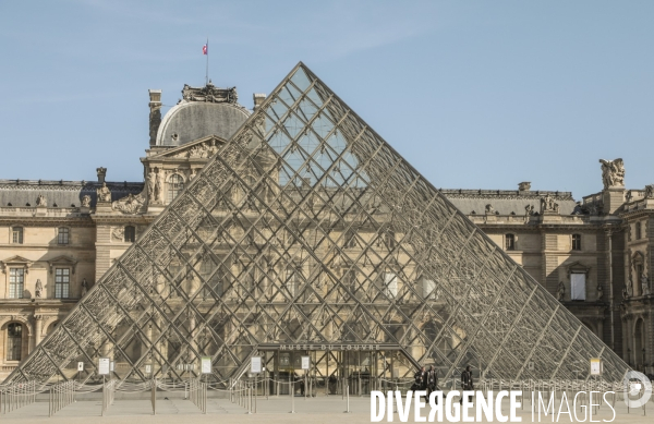 Confinement : quartier du louvre un samedi ensoleille