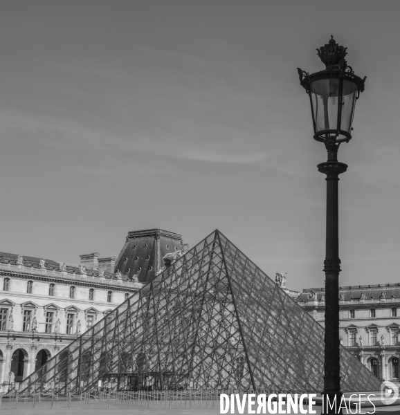 Confinement : quartier du louvre un samedi ensoleille