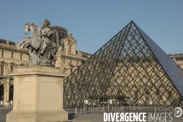 Confinement : quartier du louvre un samedi ensoleille