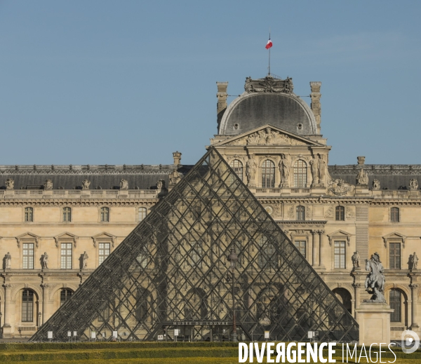 Confinement : quartier du louvre un samedi ensoleille