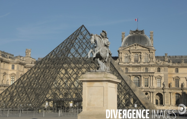 Confinement : quartier du louvre un samedi ensoleille