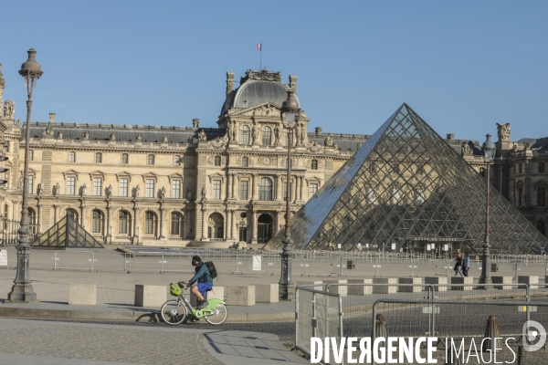 Confinement : quartier du louvre un samedi ensoleille