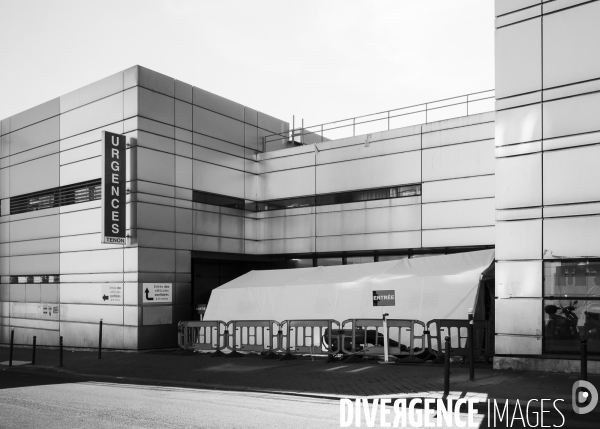 Entrée du service des urgences de l hôpital Tenon au 20e jour du confinement.