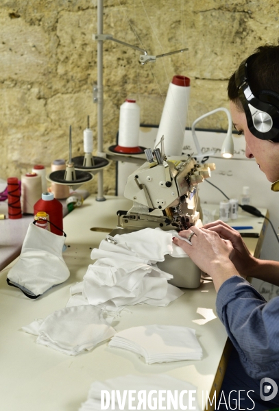 Production parisienne de masques textiles anti-projections simples par la marque EMINENCE. Covid-19. The Covid-19. Parisian production of simple anti-splash textile masks by EMINENCE.