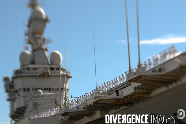Illustrations : Le porte-avions Charles de Gaulle en rade de Toulon